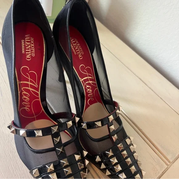Valentino Rockstud Alcove pumps.making them perfect for any special occasion - Picture 4 of 11